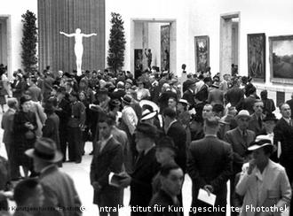 Посетители на выставке в 1940<br /> 