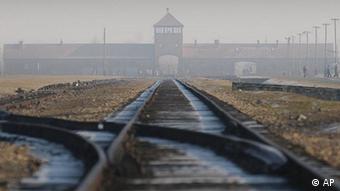 Οι σιδηροδρομικές γραμμές με προορισμό την είσοδο του στρατόπεδου συγκέντρωσης