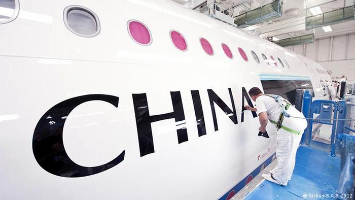  Airbus-Arbeiter lackiert den ersten A380 für China Southern Airlines