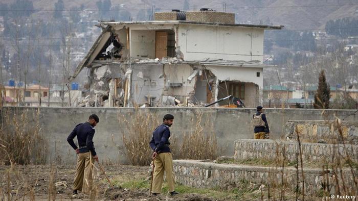 Pakistanische Soldaten stehen um die Ruine des Hauses von Osama Bin Laden in Abbottabad (Foto: rtr)