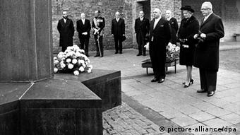 Ноември 1969: Густав Хайнеман пред мемориала Hollandse Schouwburg