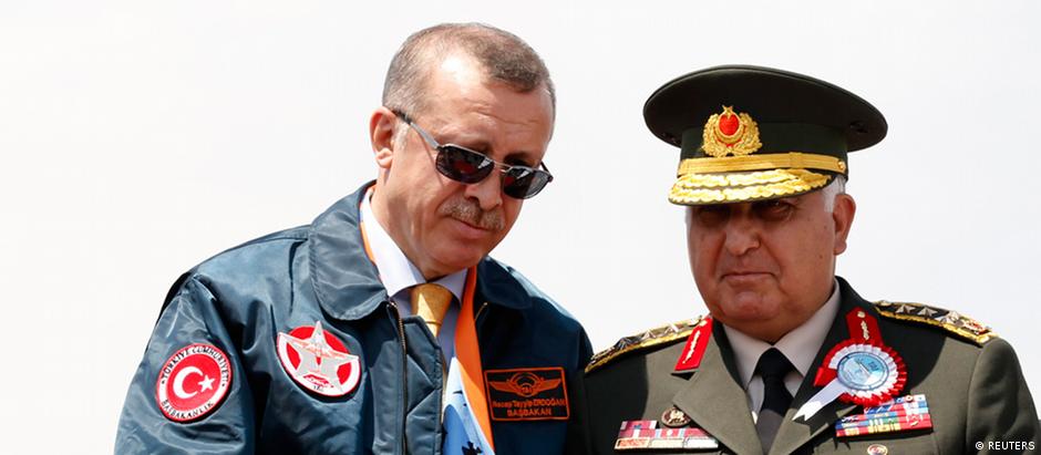 Presidente da Turquia, Recep Tayyip Erdogan, conversa com o general das Forças Armadas turcas, Necdet Özel