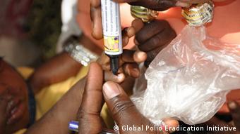 Kind in Nigeria wird nach Polio-Impfung mit Stift markiert (Global Polio Eradication Initiative).