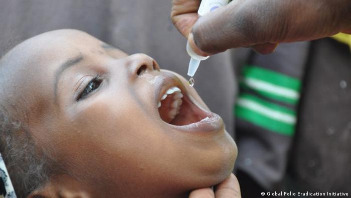 Kind bekommt Polio-Impfstoff in Nigeria (Global Polio Eradication Initiative).