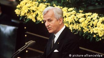 Στις 8 Μαΐου 1985 ένας γερμανός πρόεδρος, ο Ρίχαρντ φον Βάιτσεκερ, αρθρώνει δημόσια αυτό που πολλοί ένιωθαν ή και γνώριζαν