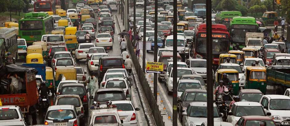 Tráfico em Nova Délhi: capital indiana tem mais de 8 milhões de carros em circulação
