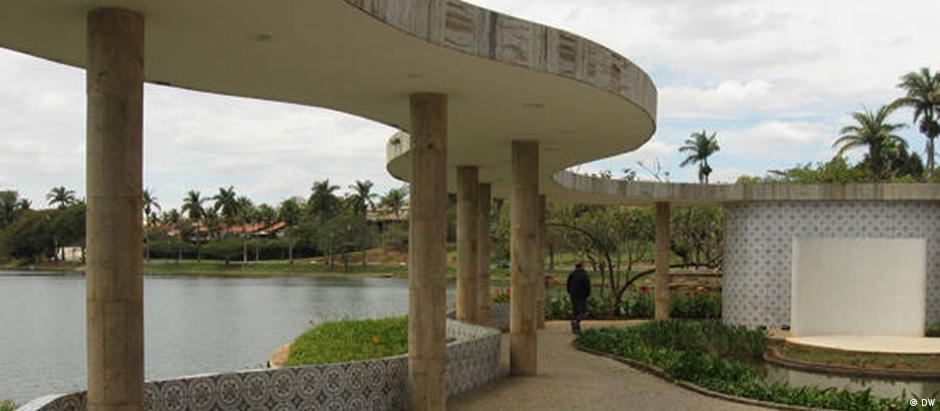 Imagem das colunas da Casa do Baile, na Lagoa da Pampulha, em Belo Horizonte