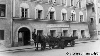 Foto histórica da casa natal de Hitler, em Braunau am Inn