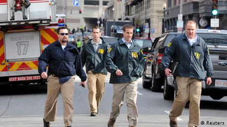 FBI-Agenten treffen am Anschlagsort ein (Foto: REUTERS/Neal Hamberg)