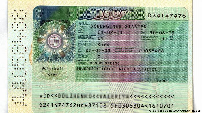 Шенгенская виза в украинском паспорте (фото из архива)
