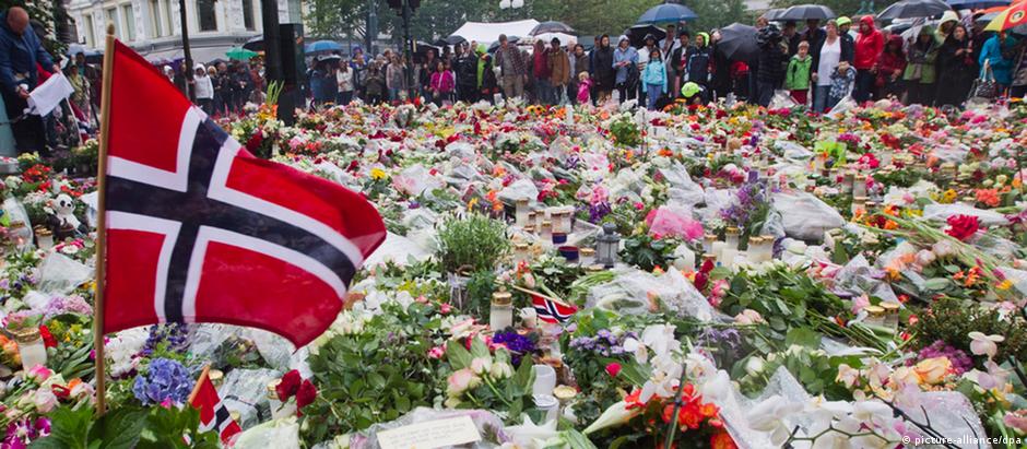 Em Oslo, flores e velas homenageiam vítimas dos atentados de Breivik, em 2011