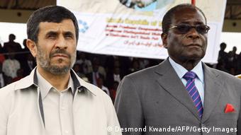 محمود احمدی‌نژاد، رئیس جمهور پیشین ایران و رابرات موگابه، رئیس جمهور زیمبابوه، نام هر دو کشور در اسناد پولشویی پاناما آمده است
