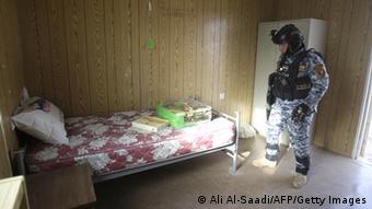 یک سرباز ارتش عراق در حال بازدید از یکی از اتاق‌های کمپ لیبر تی