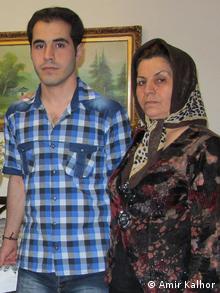 زلیخا موسوی مادر حسین رونقی به همراه پسرش