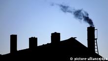 Ein rauchender Schonstein auf einem Dach