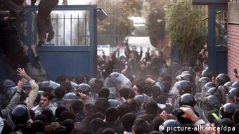 سفارت بریتانیا در تهران آذرماه ۹۰ مورد حمله نیروهای لباس شخصی قرار گرفت