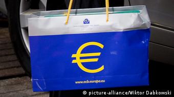 Η πρώτη δόση του δανείου για την Ελλάδα θα είναι ύψους 2 δισ. ευρώ και η δεύτερη 1 δισ. ευρώ.