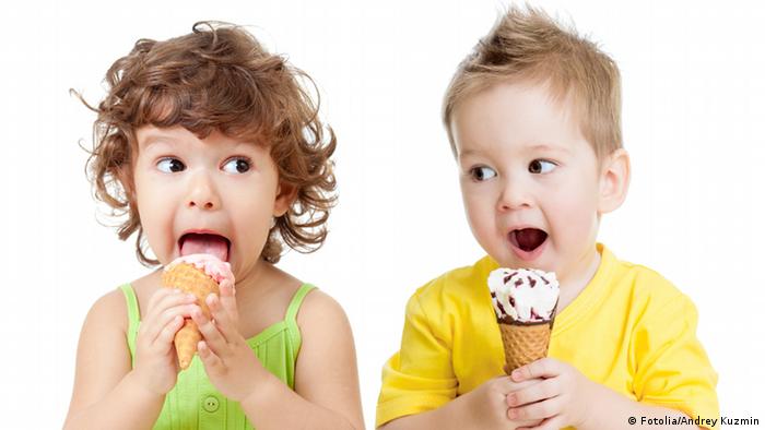 Kinder essen Eis