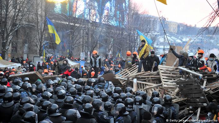  Беркут штурмує барикади євромайданівців,11.12.2013