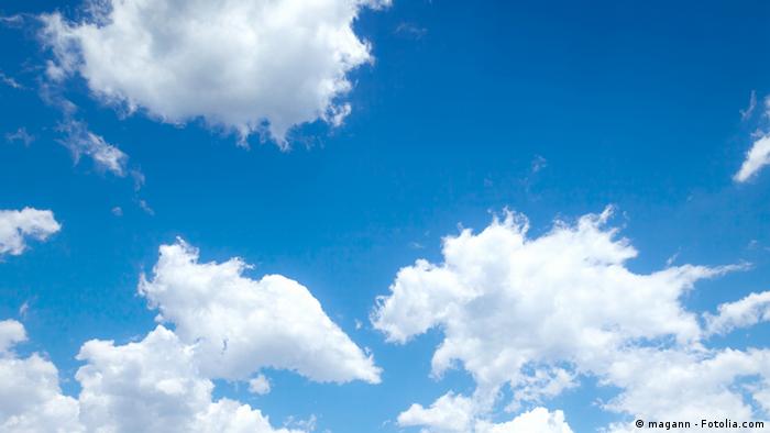 Symbolbild Weiße Wolken an blauem Himmel