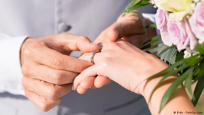 دراسة: الزواج يزيد فرص نجاة مرضى السرطان 0,,17427113_303,00