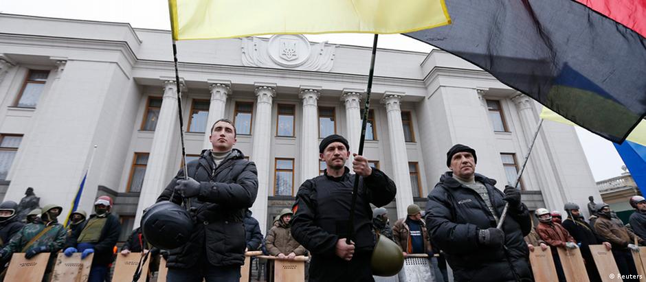 Oposicionistas guardam Parlamento de Kiev em fevereiro de 2014