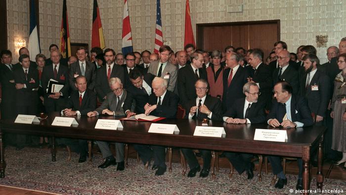 12 de Setembro de 1990: Tratado Dois-Mais-Quatro, as condições para a reunificação alemã