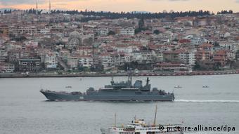 Российский военный корабль проходит пролив Босфор в Стамбуле 