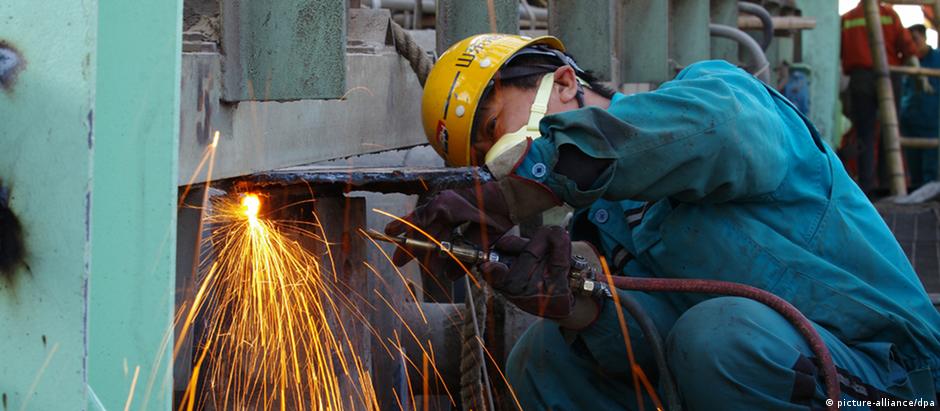 Trabalhador em fábrica de  Rizhao, no leste da China: setor estatal emprega 37 milhões