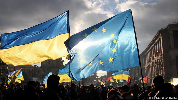 Флаги Украины и ЕС в Киеве 