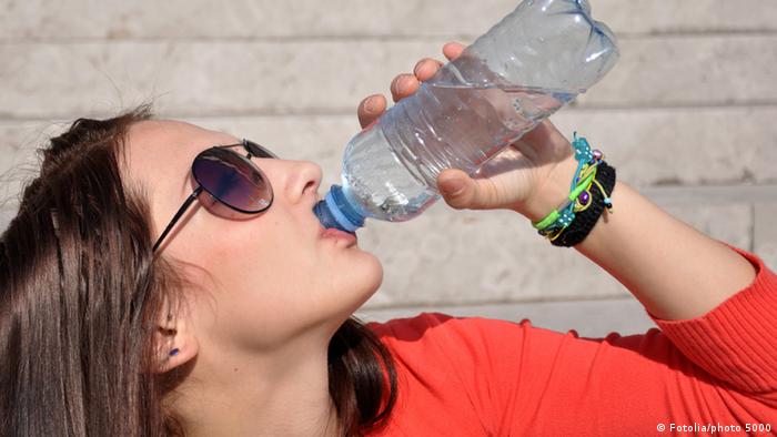  شرب الماء أثناء الأكل يقلل الجوع ولكن هل يضر بالهضم؟  0,,17755597_303,00