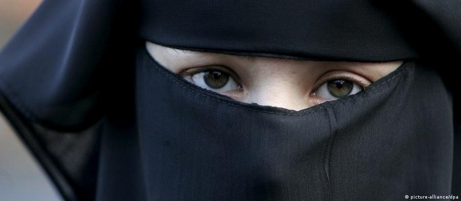 O niqab, véu que cobre o rosto e só revela os olhos, é proibido em espaços públicos franceses