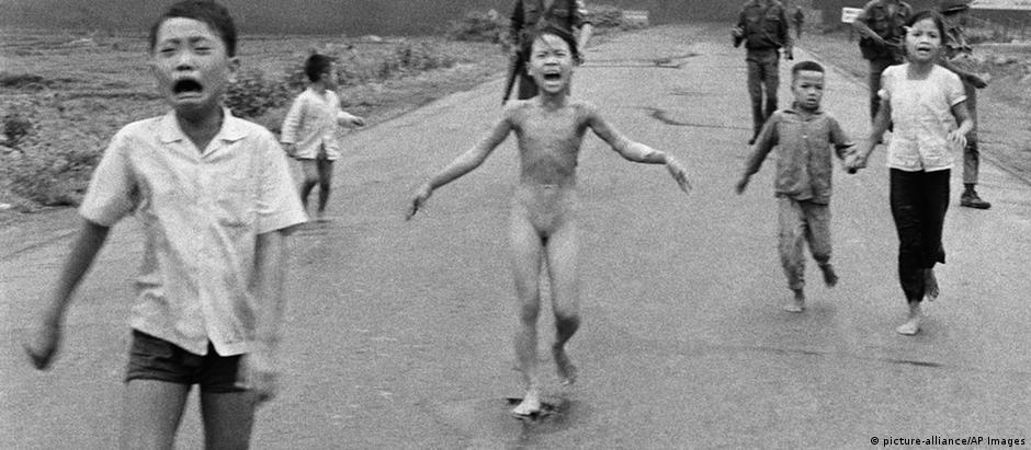 Facebook interpretou como nudez infantil a foto icônica de crianças vietnamitas correndo de ataque de napalm