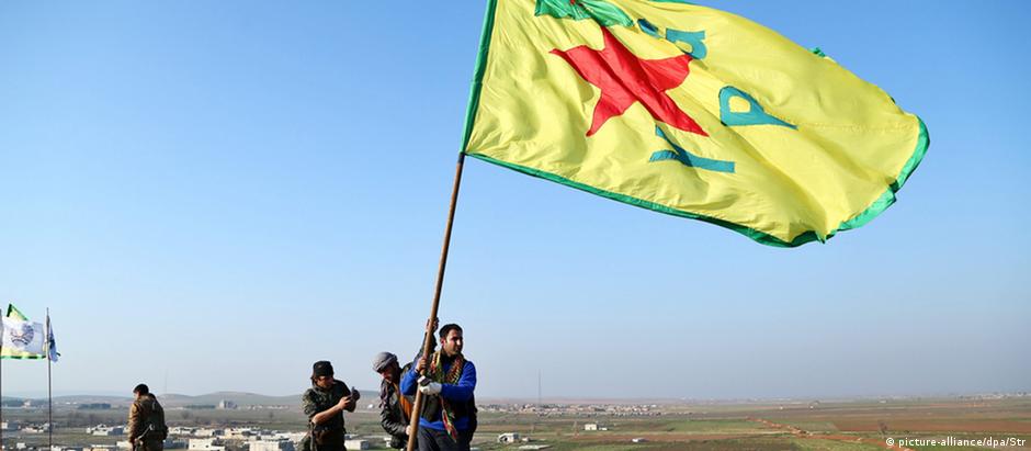 Combatetes das milícias curdas sírias festejam retomada da cidade de Kobane