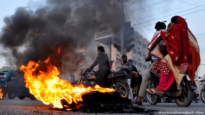 Pakistani Shiite Muslims burn tyres during a protest against the suicide bombing that killed dozens of their community members in the Lakhi Dar area of Shikarpur, in Karachi, Pakistan, 30 January 2015
(Photo: EPA/SHAHZAIB AKBER +++(c) dpa - Bildfunk+++)