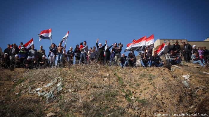 دروزی‌های ساکن بلندی‌های جولان با پرچم حکومت سوریه 
