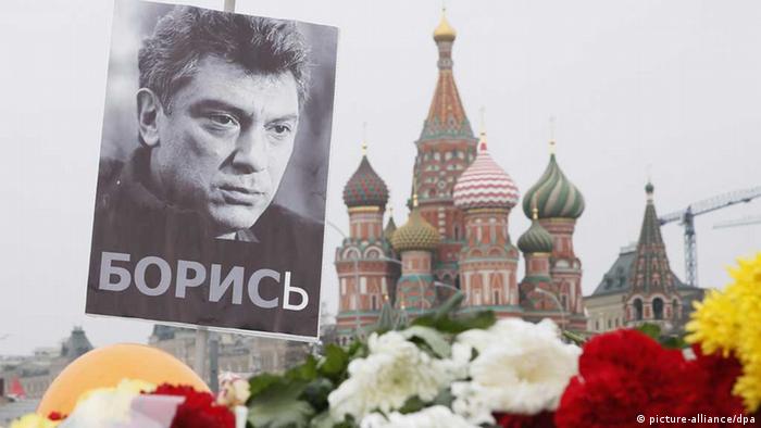 Фотография и цветы на месте убийства Бориса Немцова