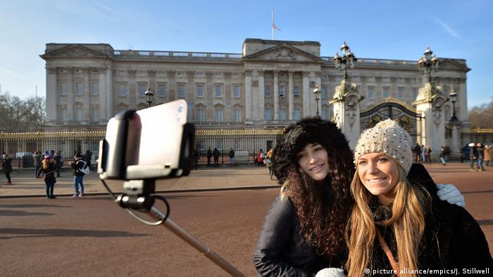 Touristen mit Selfie-Stick in London