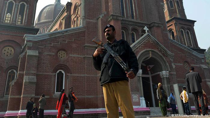 Pakistan Wachmann vor einer christlichen Kirche in Lahore