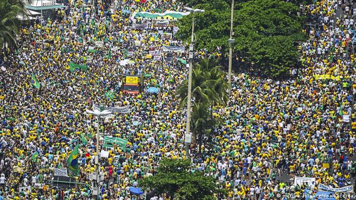 Manifestantes en Brasil, piden la renuncia de la presidenta Dilma Rousseff, salpicada por el escándalo en Petrobras.
