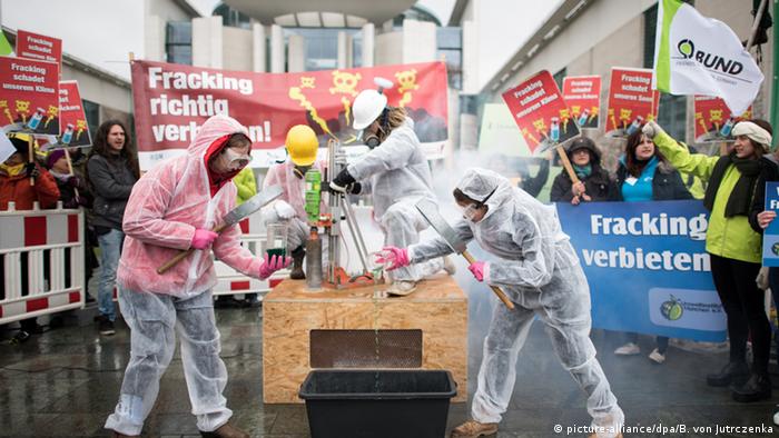 Protesta contra el fracking ante la cancillería alemana, en Berlín.