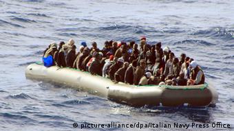  Нелегальные мигранты у берегов Италии