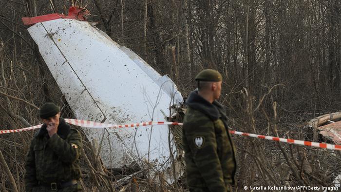Обломки самолета президента Польши Леха Качиньского под Смоленском