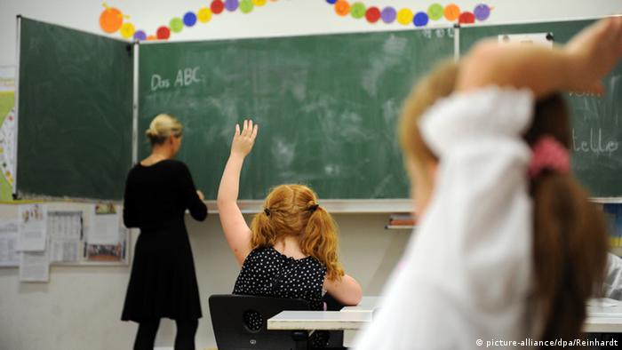 Schüler im Unterricht beim Deutschlernen (Foto: dpa)