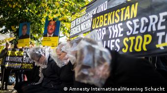 Акция Международной Амнистии против пыток в Узбекистане