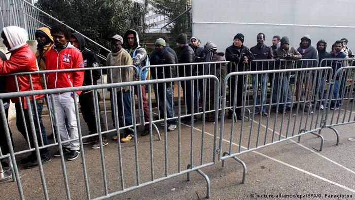 Refugees from Syria and other conflict areas wait in line in the Asylum Department in Athens, Greece, 08 January 2015
(Photo: EPA/ORESTIS PANAGIOTOU +++(c) dpa - Bildfunk+++)