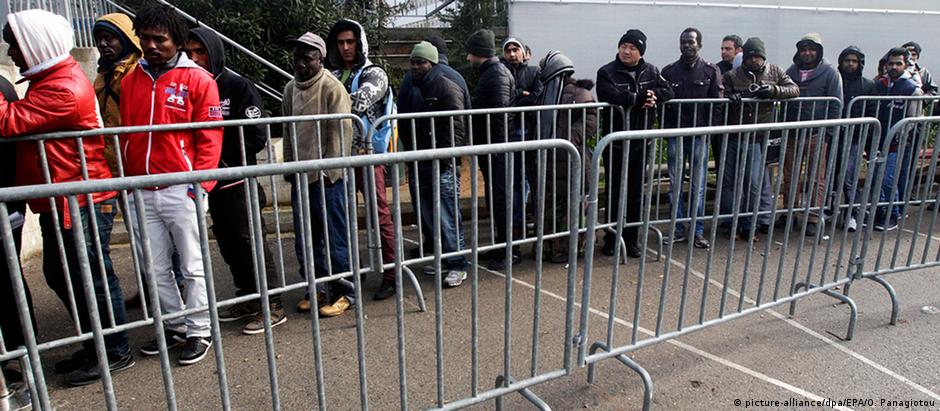 Refugiados na fila para o registro de pedidos de asilo em Atenas