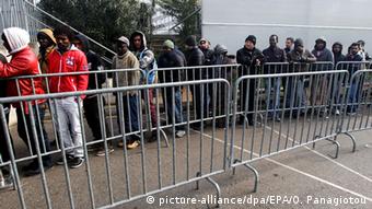 refugees lining up for aid in Athens /ORESTIS PANAGIOTOU +++(c) dpa - Bildfunk+++