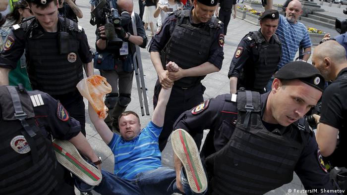 حمله پلیس مسکو به تظاهرات همجنس‌گرایان در ماه مه ۲۰۱۵