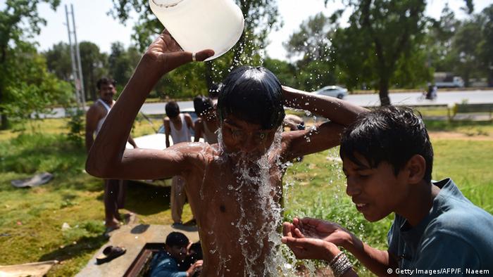 Dozens dead in Pakistan heat wave | News | DW.COM | 21.06.2015